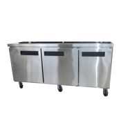 Frontal- lateral_Mesa comercial refrigeradora 72″ de 3 puertas 72x31x36” – ModernChef -PLATINUM Mod. MGC72R-PLA
